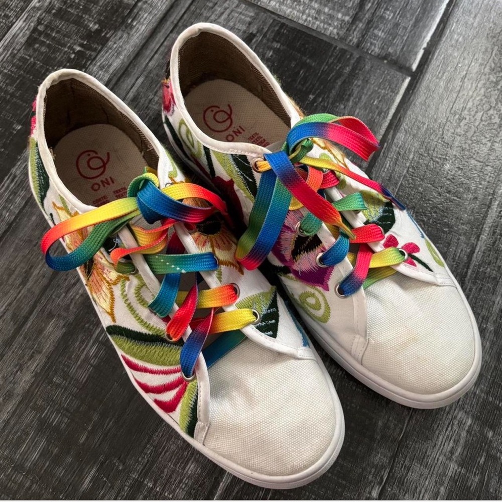 ONI Size 9 27 Rainbow Laces Pretty Floral Embroidered Shoes — Pre-Owned w Wear
